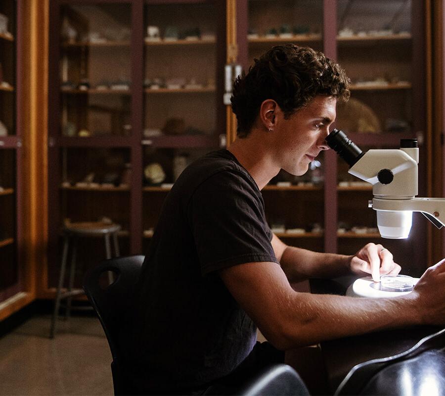 生物学学生在看显微镜.
